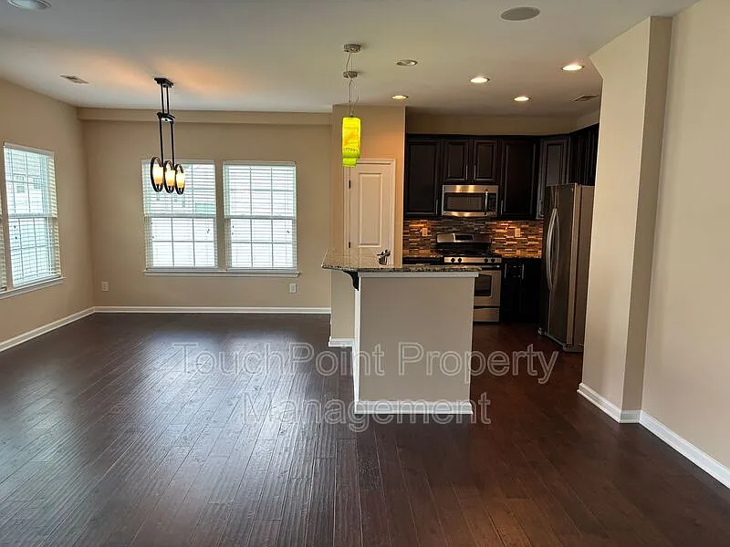 3 bed, 2.5 bath, 1900 sqft, $2,195 — Photo 2