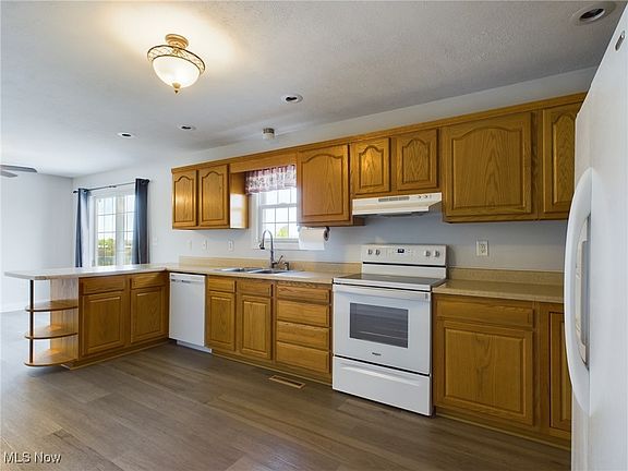 4th image of 45963 Barrett Ave