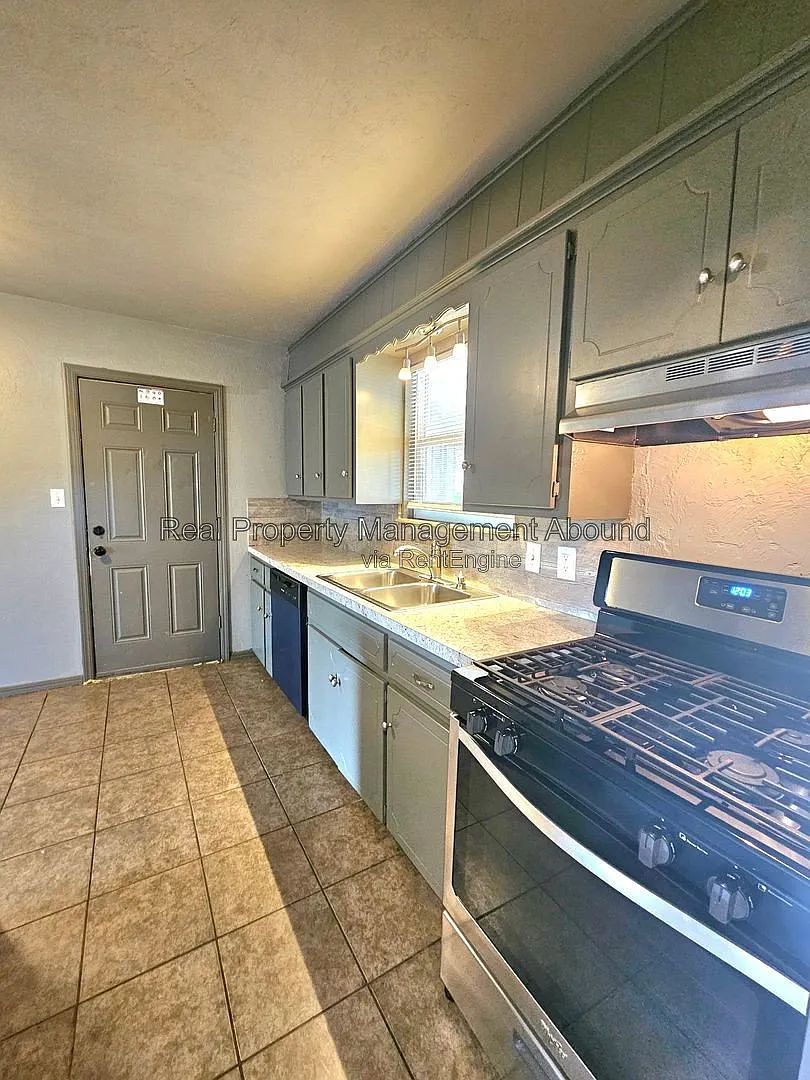 2 bed, 1.0 bath, 850 sqft, $1,200 — Photo 2