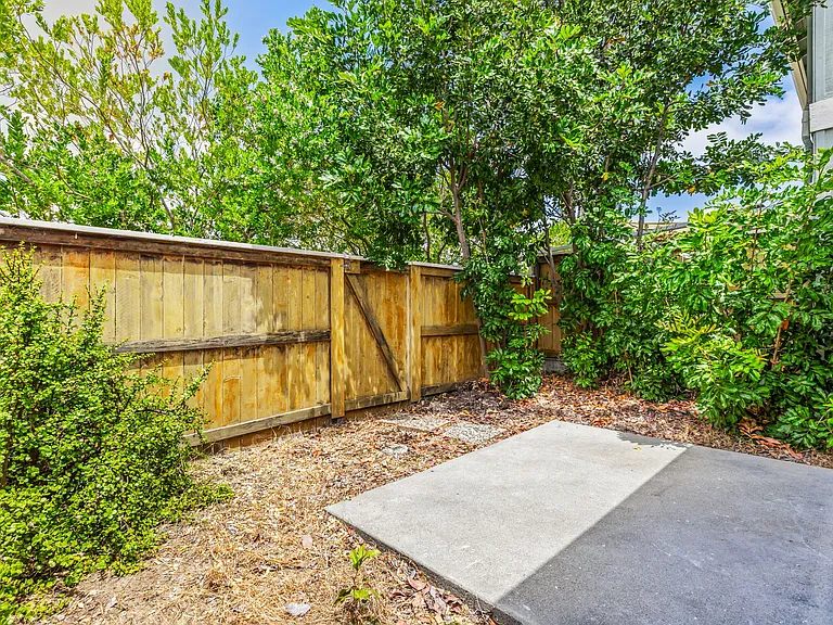 1809 Eastwood Ln — Photo 13