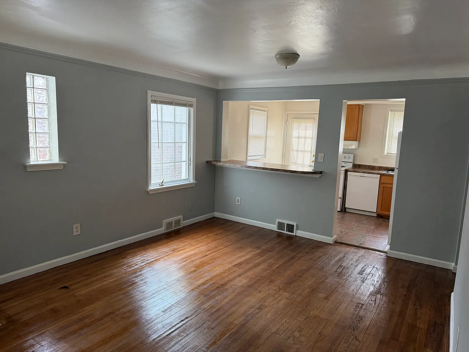 2 bed, 1045 sqft, $1,500 — Photo 3