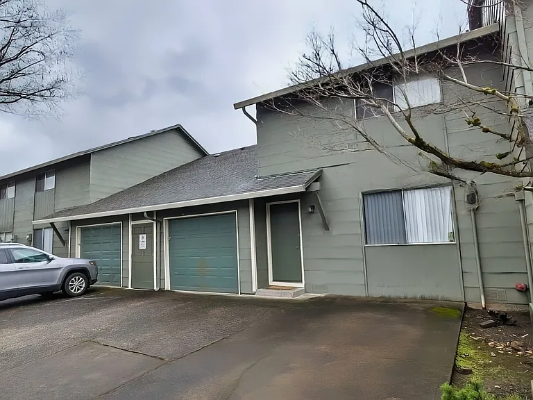 Royal Crest Townhomes — Photo 2