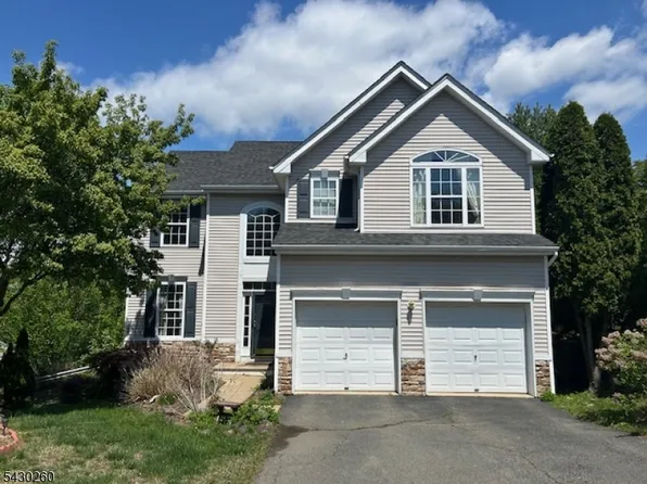 305 Winding Hill Dr, Hackettstown, NJ 07840