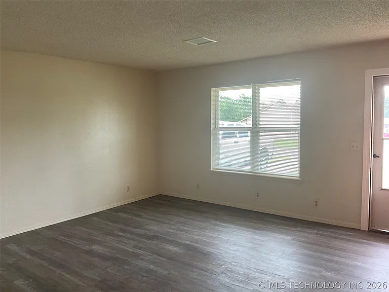 318 S 161st Pl E — Photo 4