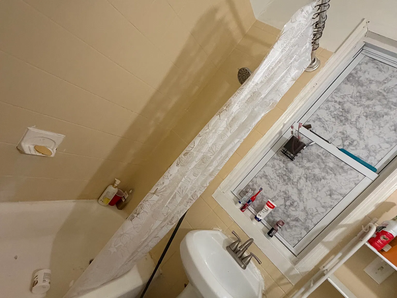 4 bed, 1400 sqft, $2,500 — Photo 3