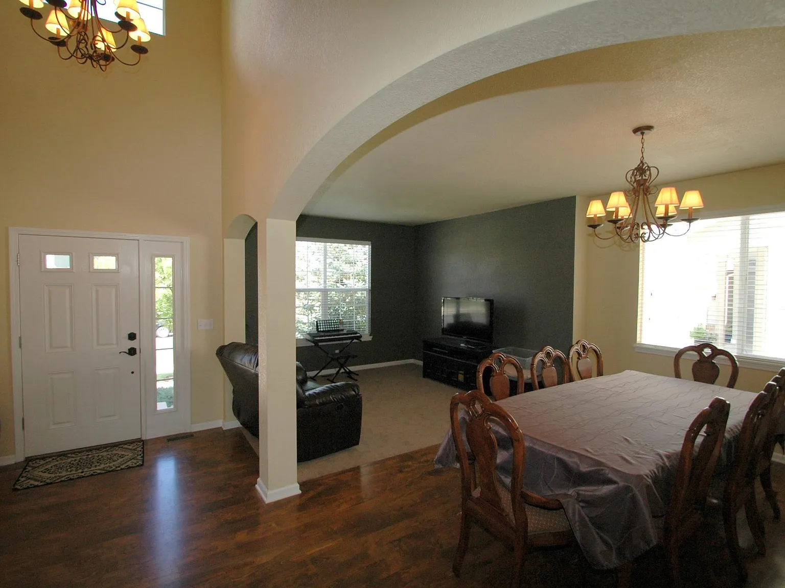 4 bed, 2.5 bath, 3765 sqft, $3,800 — Photo 3