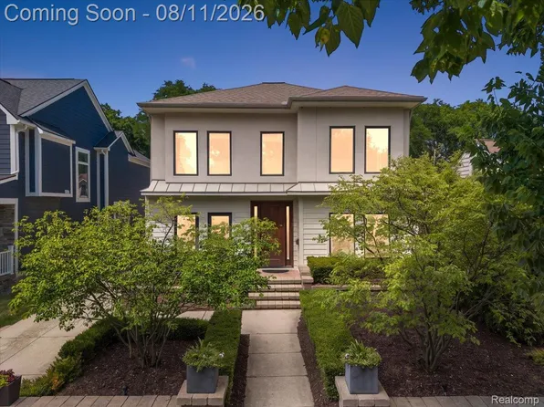 559 Bennaville Ave, Birmingham, MI 48009
