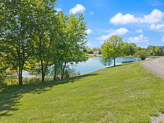 4th image of 80 Lakeview Dr