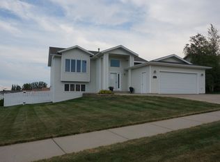 925 Lambton Ave, Bismarck, ND 58503