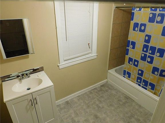 5th image of 178 Waterman Ave #1