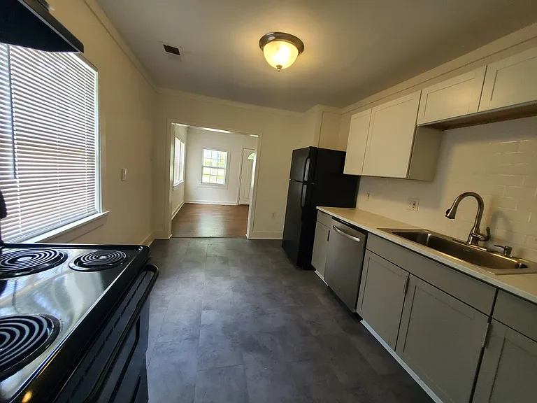 2577 Eastwood Dr — Photo 4