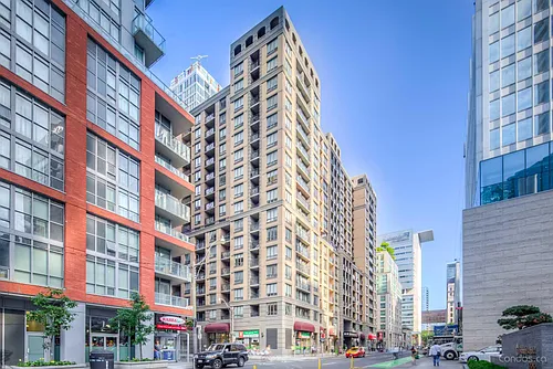 140 Simcoe St Photo 1