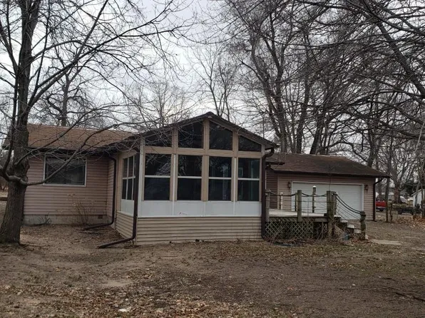 214 N 2nd St, Oquawka, IL 61469