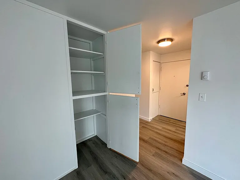 501 Malden Ave E — Photo 17
