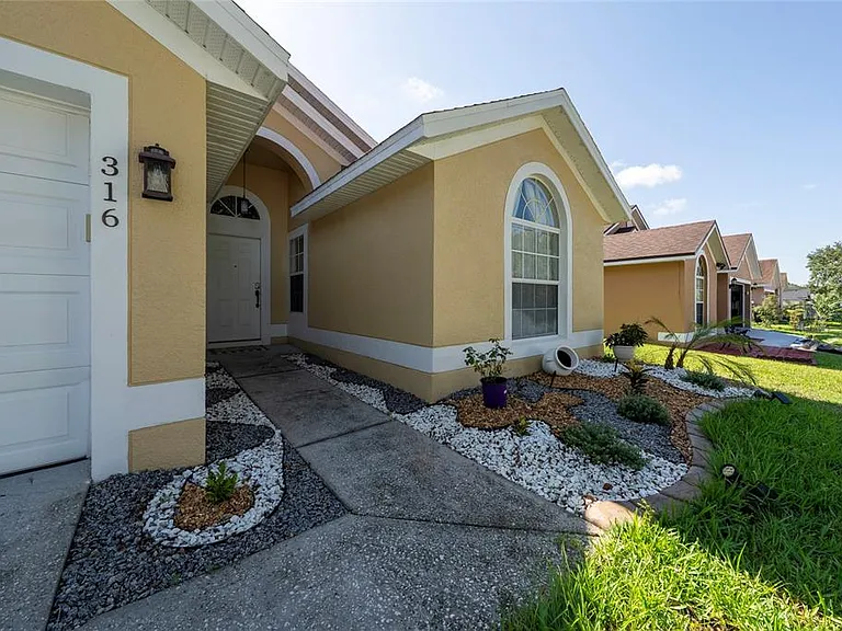 316 Westscott Dr — Photo 3