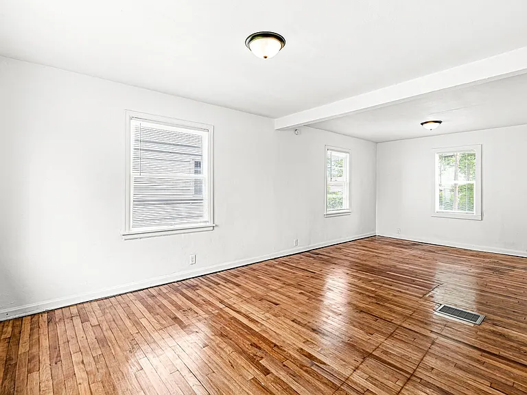 446 S Sheridan St — Photo 2