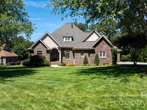 1055 Catawba Greens Dr, Newton, NC 28658