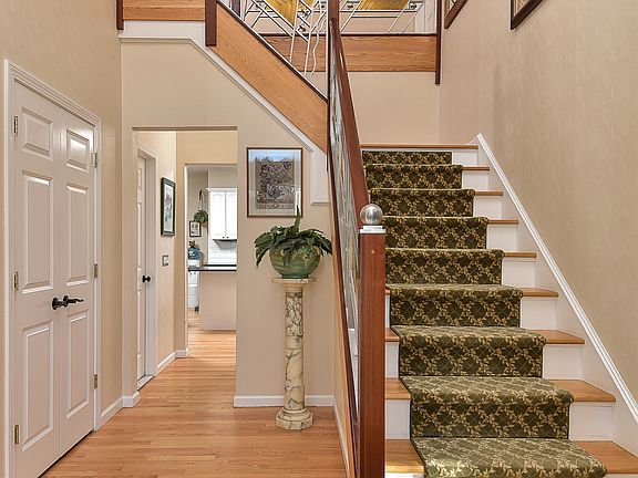 2nd image of 10 Little Pine Road