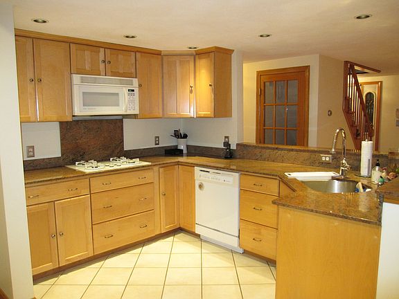5th image of 26 Elmwood Cir