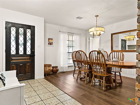 5th image of 811 Cedar Oaks Ln
