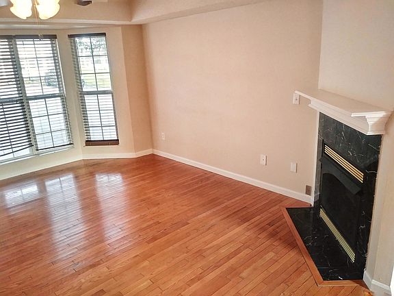 4th image of 100 Waterford Ct #100