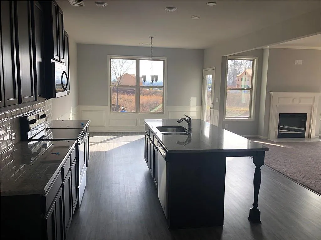 4 bed, 2332 sqft, $1,800 — Photo 4