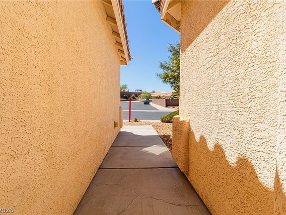 3rd image of 2272 Chestnut Ranch Ave