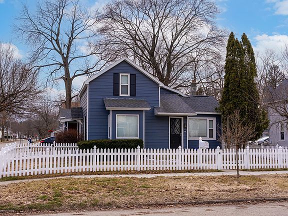 2nd image of 320 E Wisconsin St