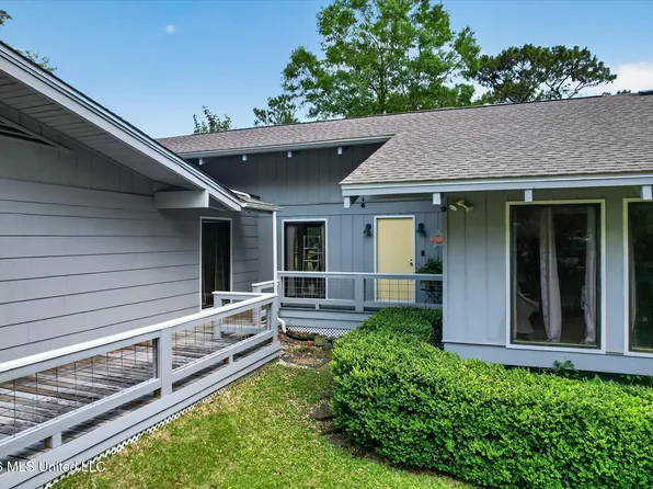 5516 Alakoko Dr, Diamondhead, MS 39525