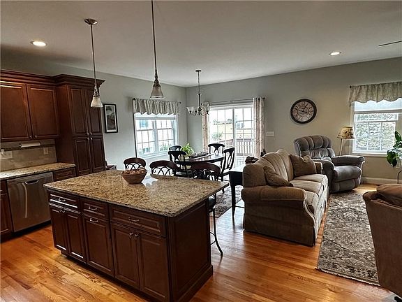 3rd image of 3 Oak Hill Ct
