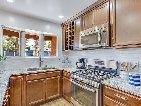 4th image of 890 Hobie Ln