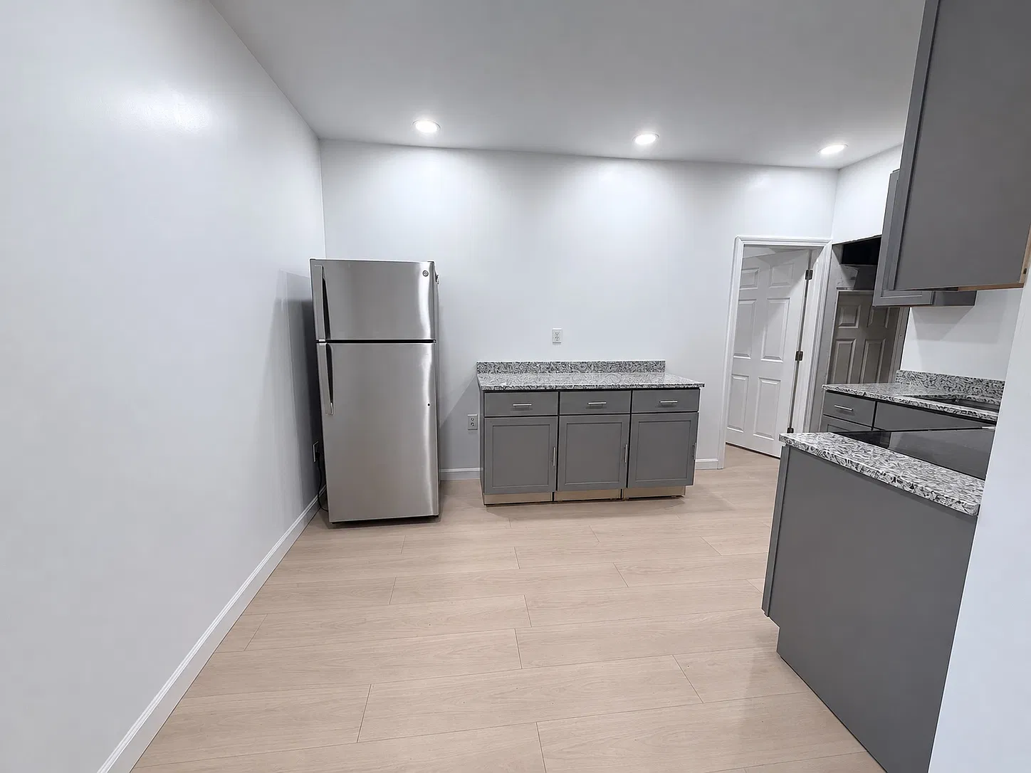 2 bed, 1300 sqft, $2,300 — Photo 2