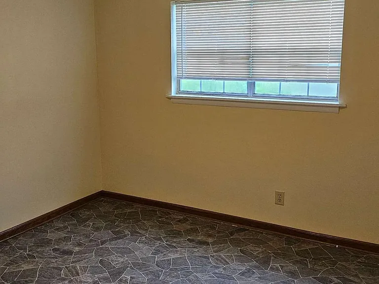 412 Vienna Cir — Photo 11