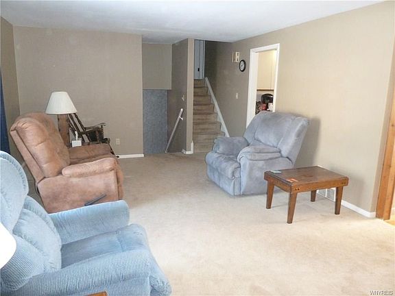 5th image of 133 Bathurst Dr