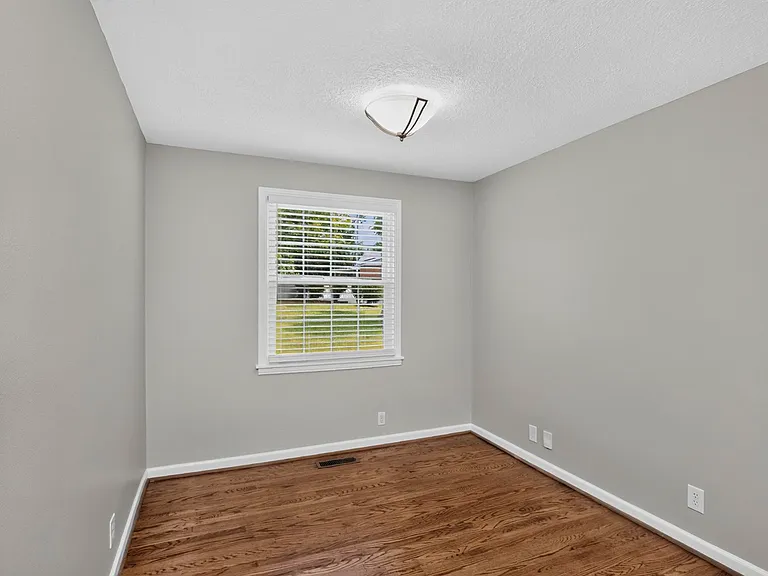 409 Woodberry Dr — Photo 9
