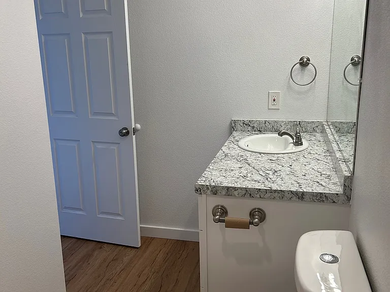 1811 E Reserve St #B10 — Photo 7
