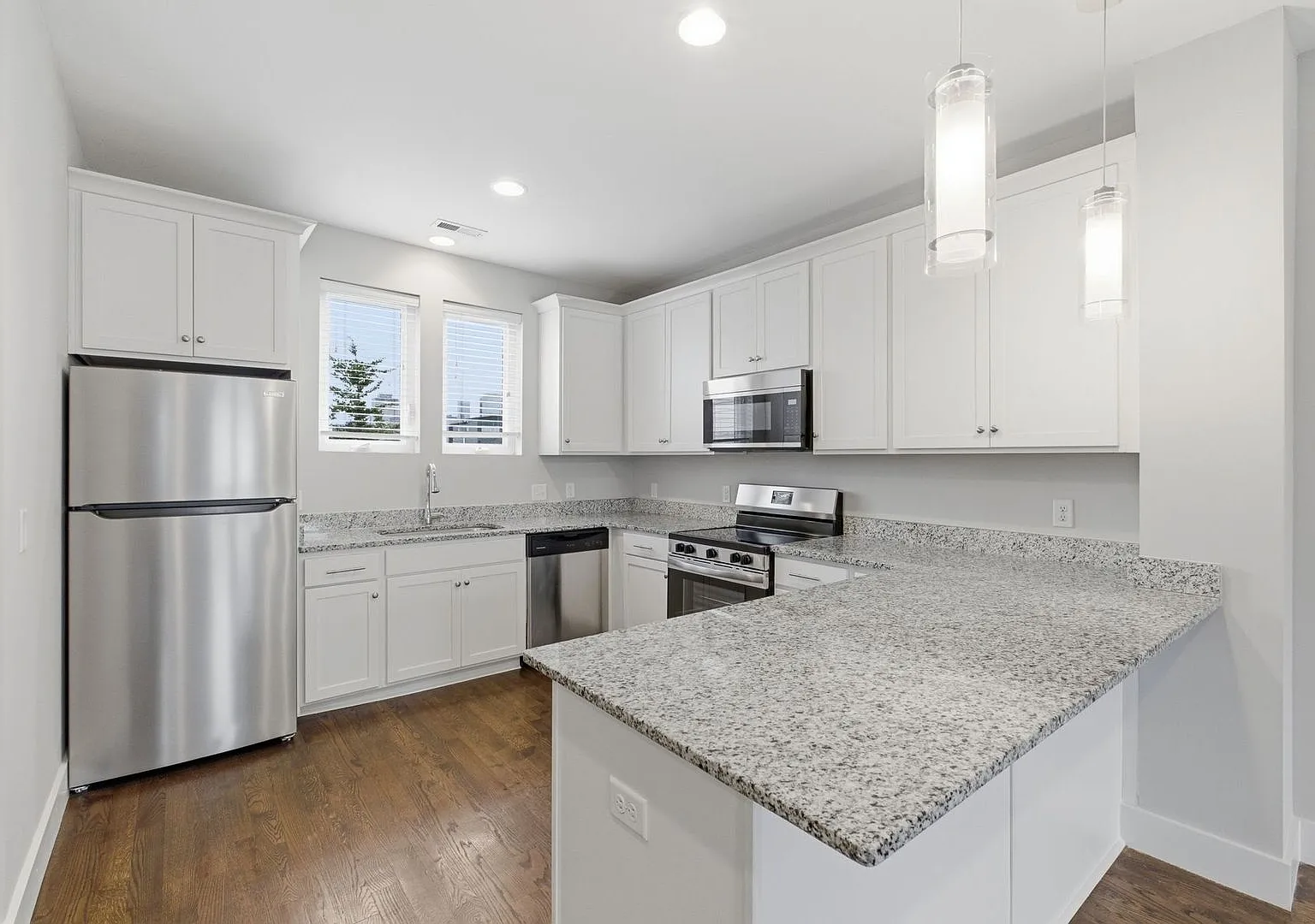 Modern 2 Bedroom Townhouse — Photo 2