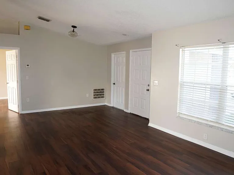 3175 Victoria Dr — Photo 2