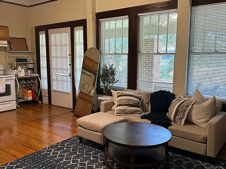 Beautiful downtown quad. 1 and 2 bed units available now. Pets allowed. — Photo 11