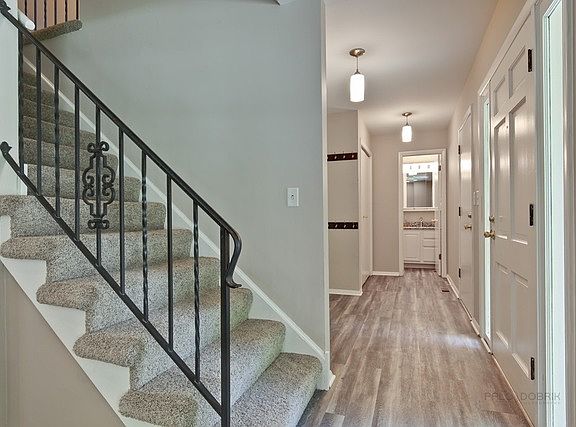 3rd image of 8 S Deerpath Dr