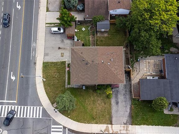 3rd image of 111 Limeridge Rd W