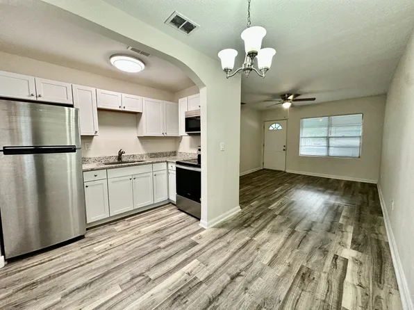 93 Lewis St, Atlantic Beach, FL 32233