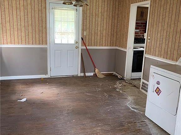 4th image of 10400 Grace Ave