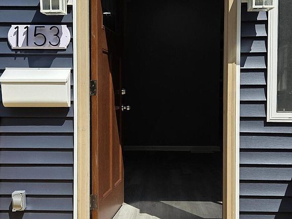 5th image of 1153 Wallace St