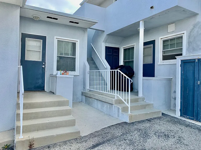 917 W 29th Pl — Photo 24