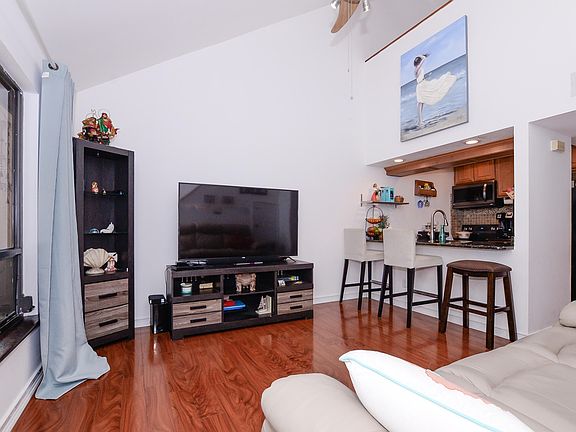 4th image of 2400 SE Garden Ter #101