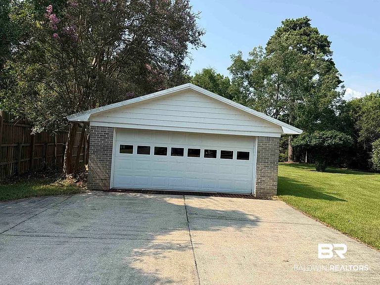 110 Patrician Dr — Photo 27