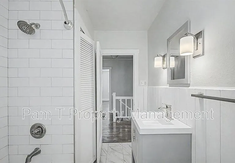 815 E 32nd St #B — Photo 17