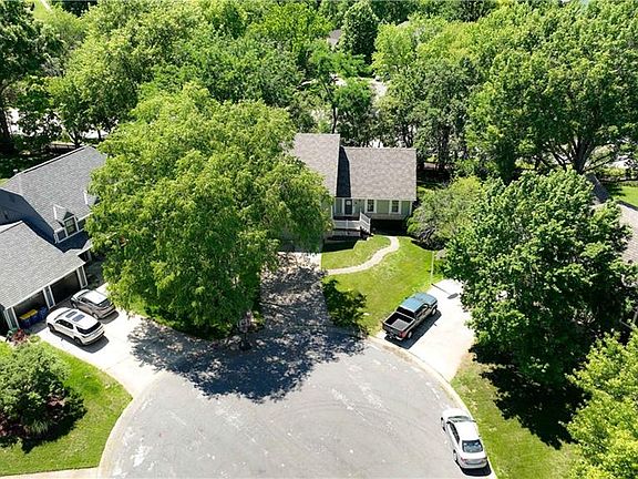 4th image of 182 NE Rosewood Ct