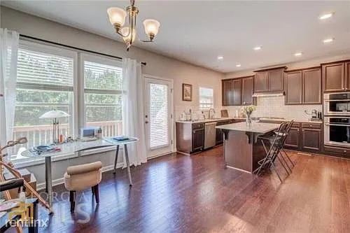 711 Sunset Park Dr — Photo 4
